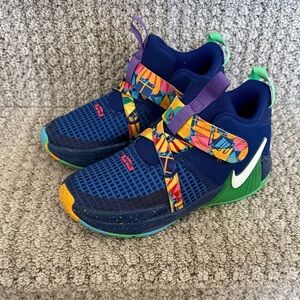 Nike Lebron Witness 7 Kids' Sneaker Royal Blue/Game Royal/Electric Algae/White)